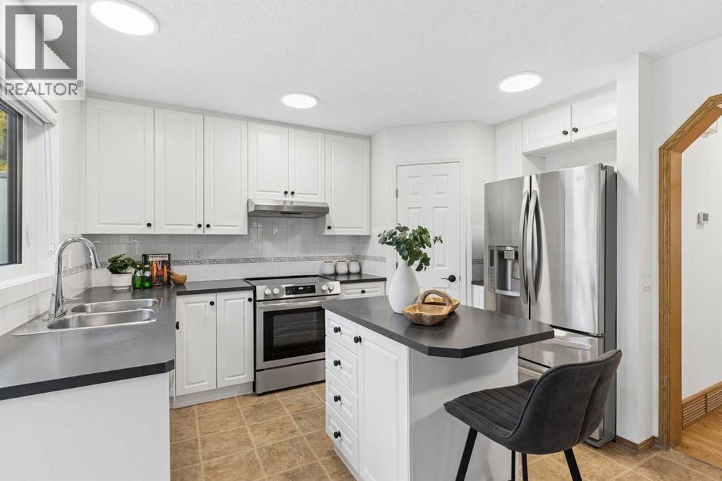 243 Sierra Morena Close SW, Calgary, Alberta  T3H 3G3 - Photo 11 - A2353129