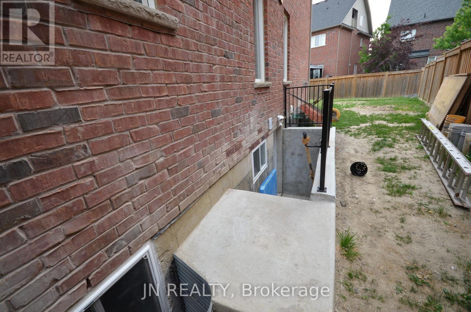 Lower - 34 Mcechearn Crescent, Brampton, Ontario L7C 3R4 - Photo 2 - W14093176