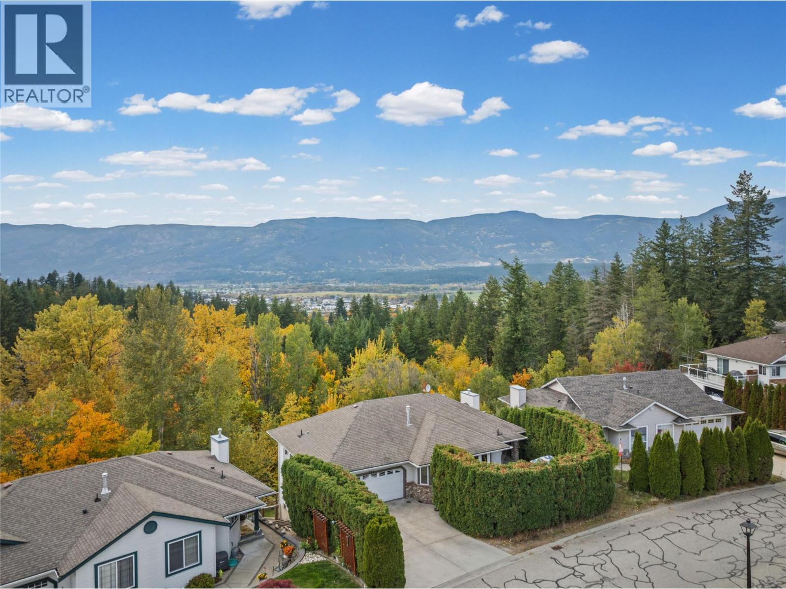 251 17 Street SE, Salmon Arm, British Columbia  V1E 1R7 - Photo 3 - 10403467
