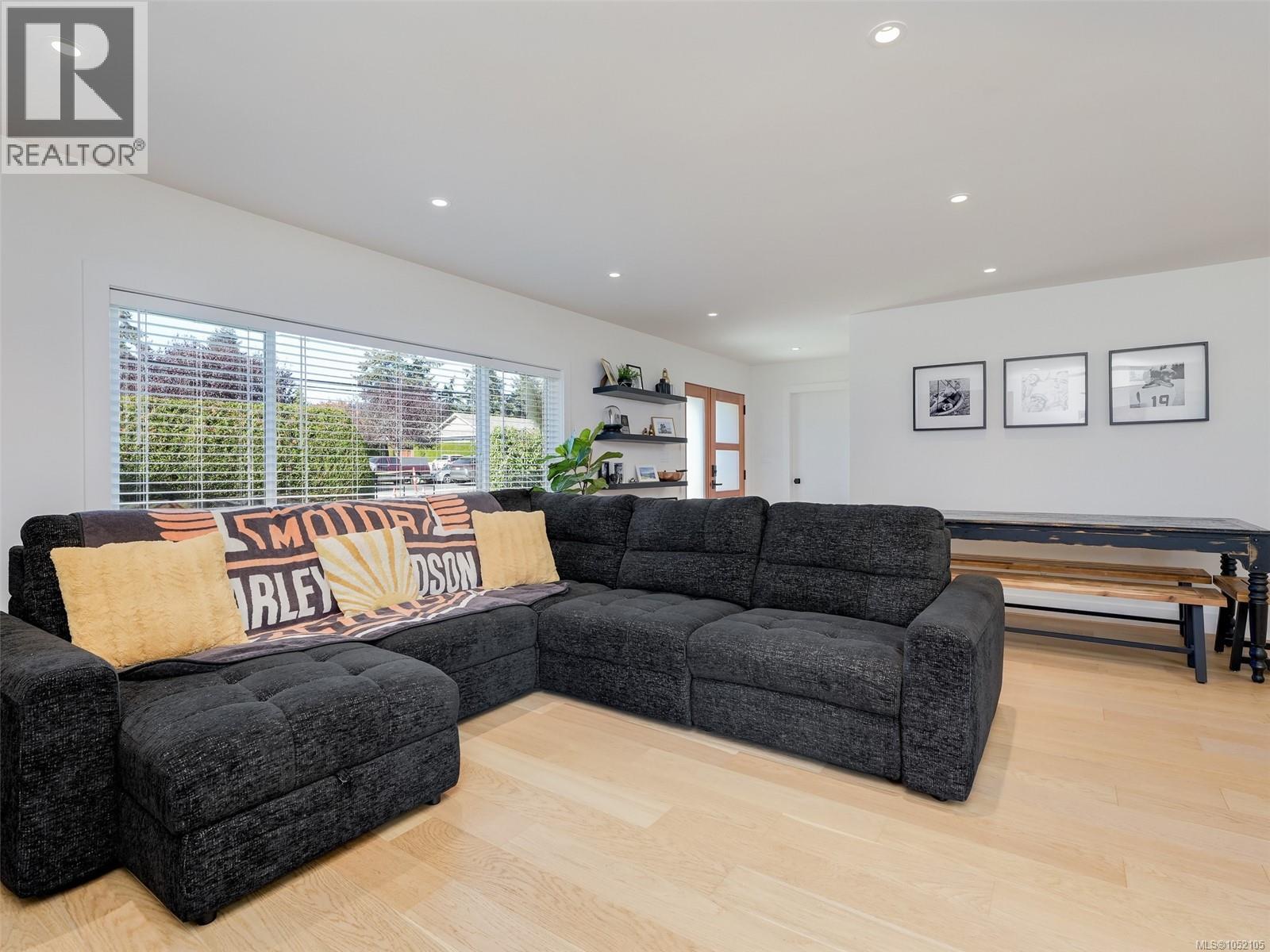 7949 East Saanich Rd
