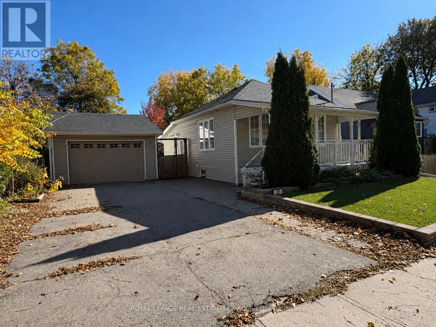 30 College Street, Halton Hills (Georgetown), Ontario  L7G 2N7 - Photo 2 - W14093524
