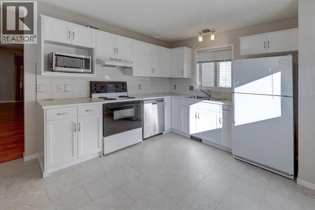 28 Woodside Circle Nw, Airdrie, Alberta  T4B 2H8 - Photo 12 - A2351886