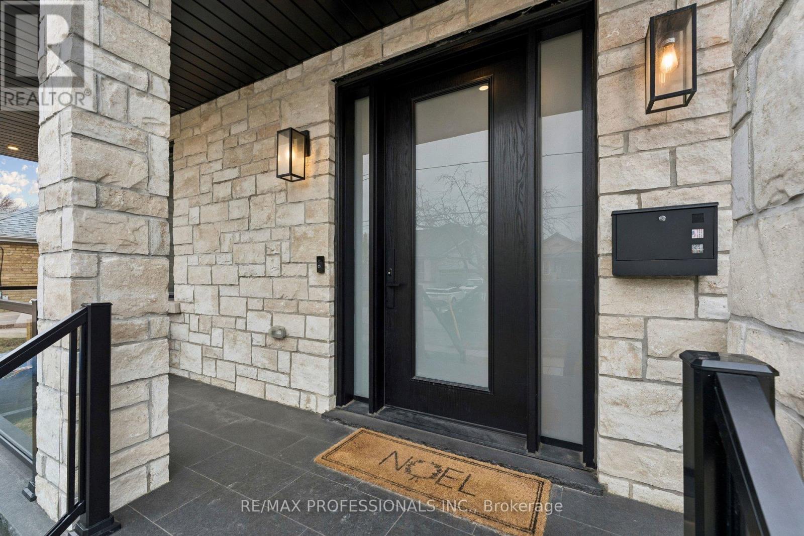7 Ranwood Drive, Toronto, Ontario  M9N 3E8 - Photo 3 - W14093764
