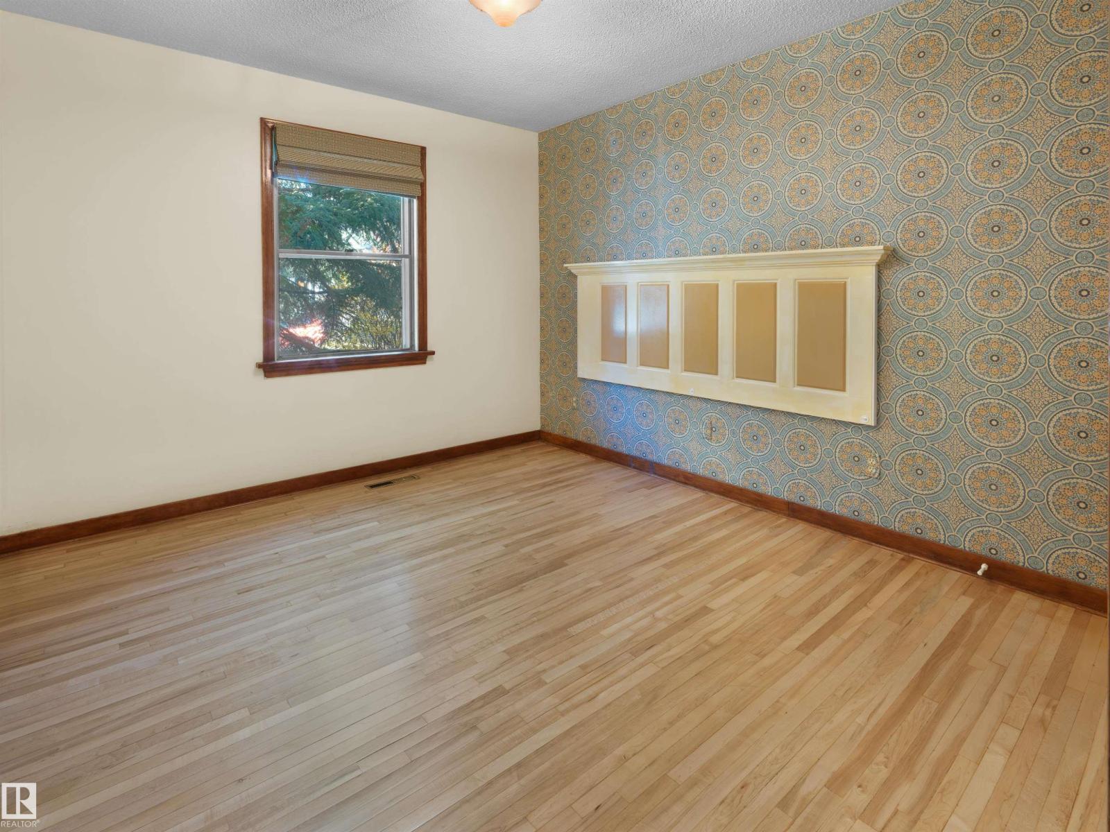 10943 63 AV NW