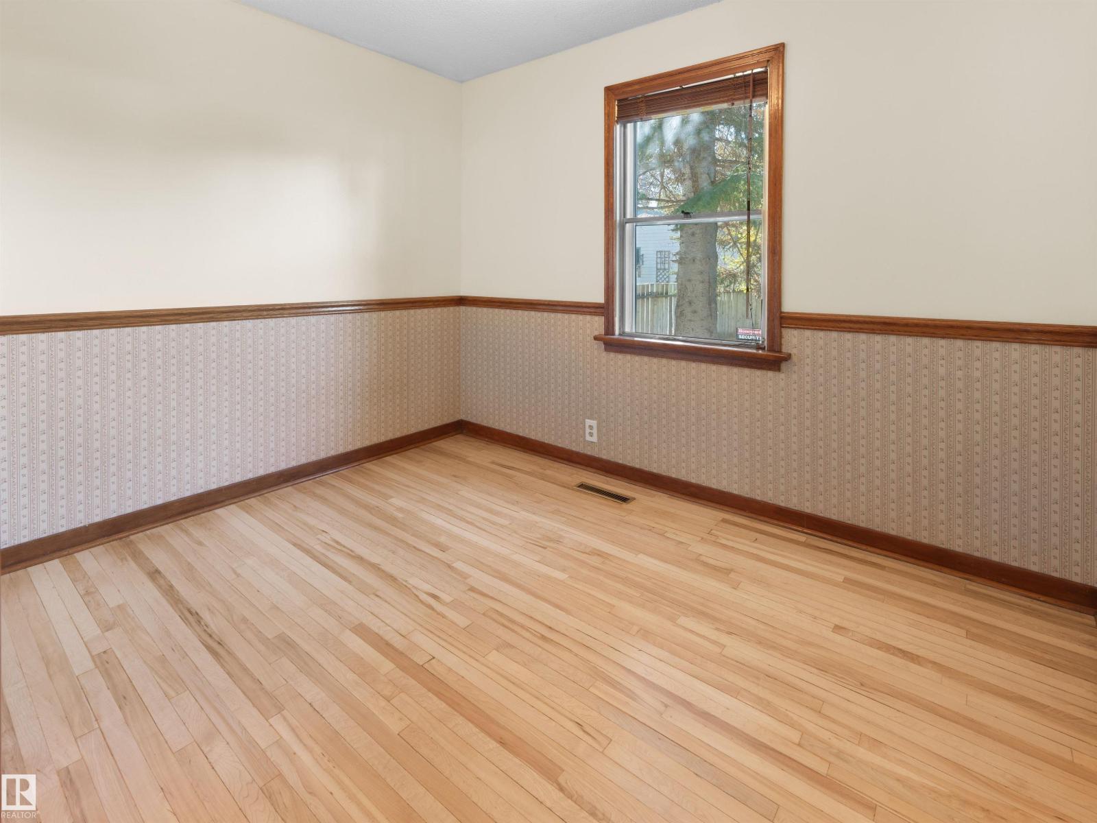 10943 63 AV NW