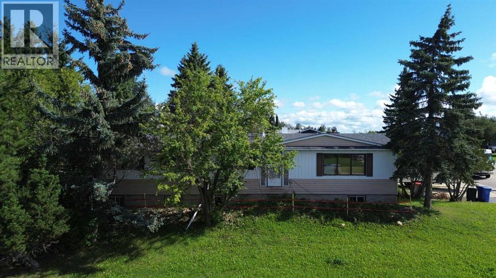 700 8 Street, Fox Creek, Alberta T0H 1P0 - Photo 1 - A2350570