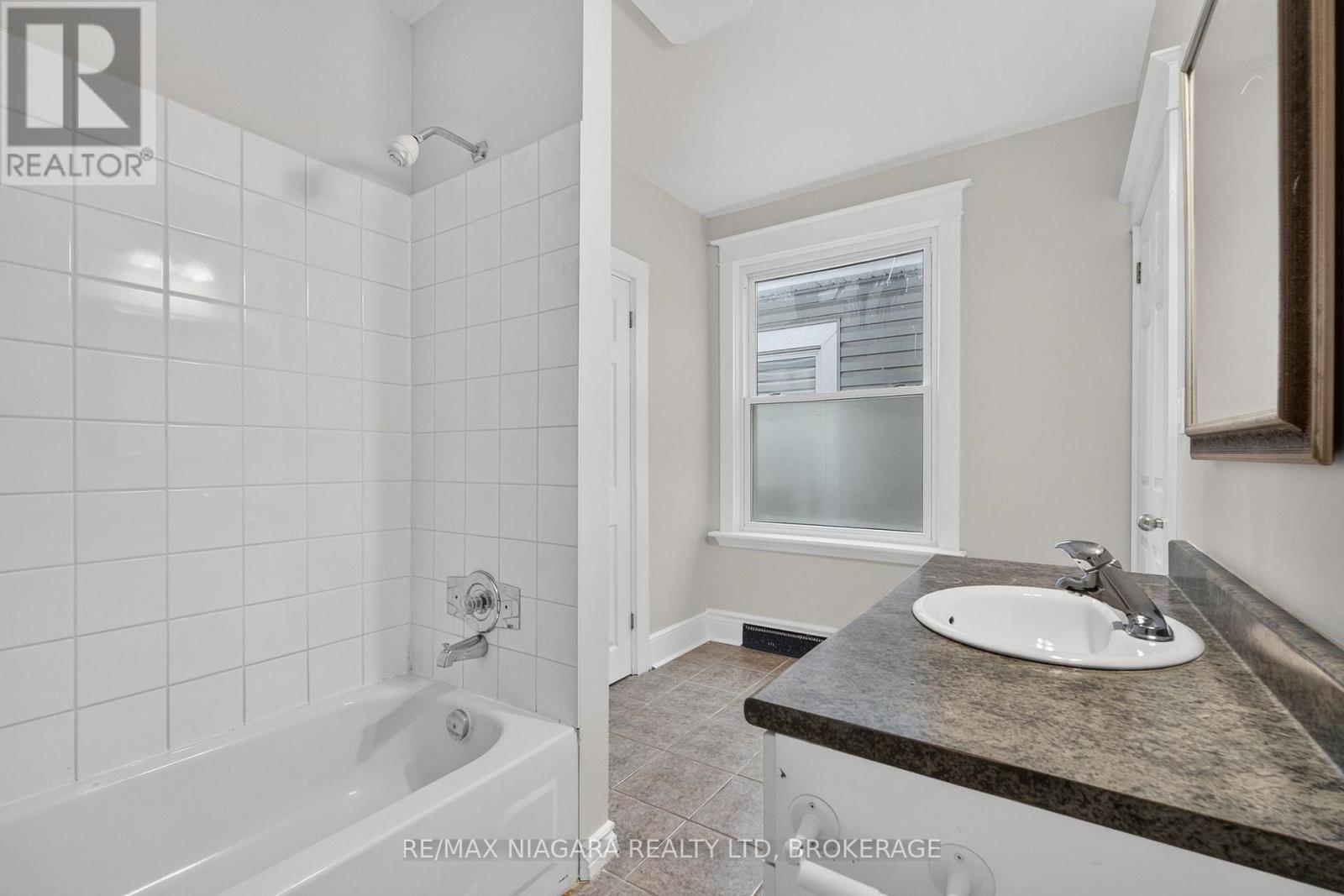 44 Lowell Avenue, St. Catharines (Downtown), Ontario  L2R 2E1 - Photo 18 - X14094072