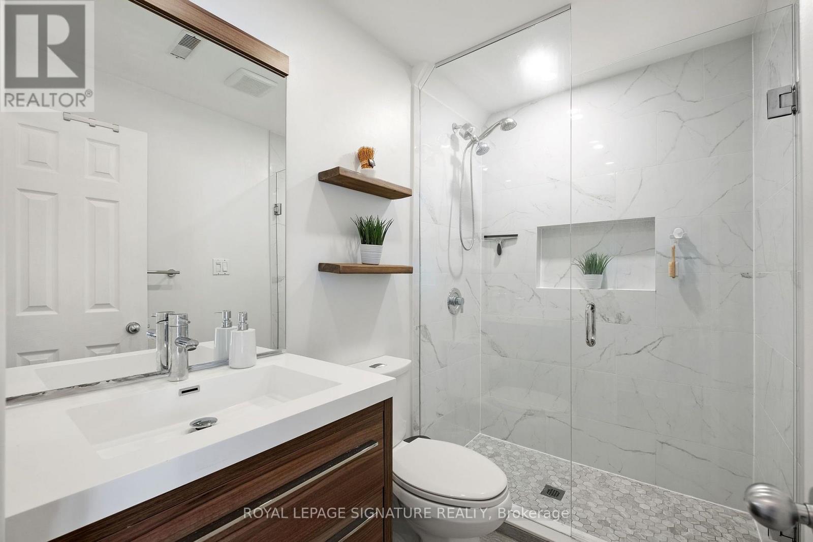 8c Portland Street, Toronto, Ontario  M5V 3N6 - Photo 12 - C14093998