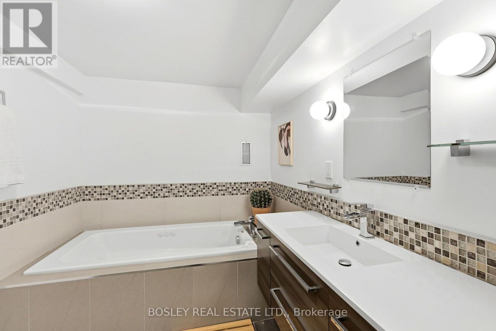 236 Virginia Avenue, Toronto, Ontario  M4C 2T8 - Photo 27 - E14094048