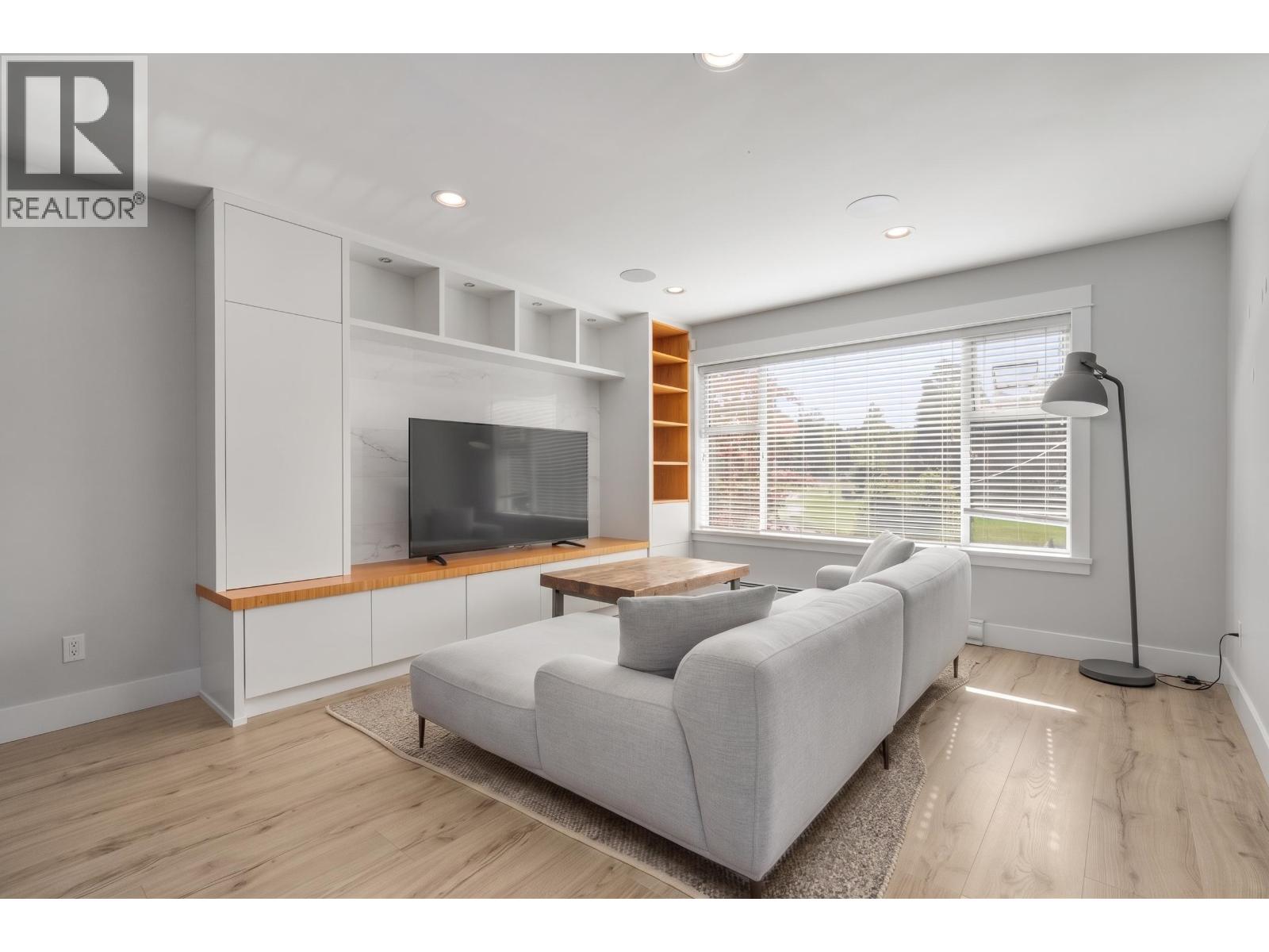 35 W 15TH AVENUE