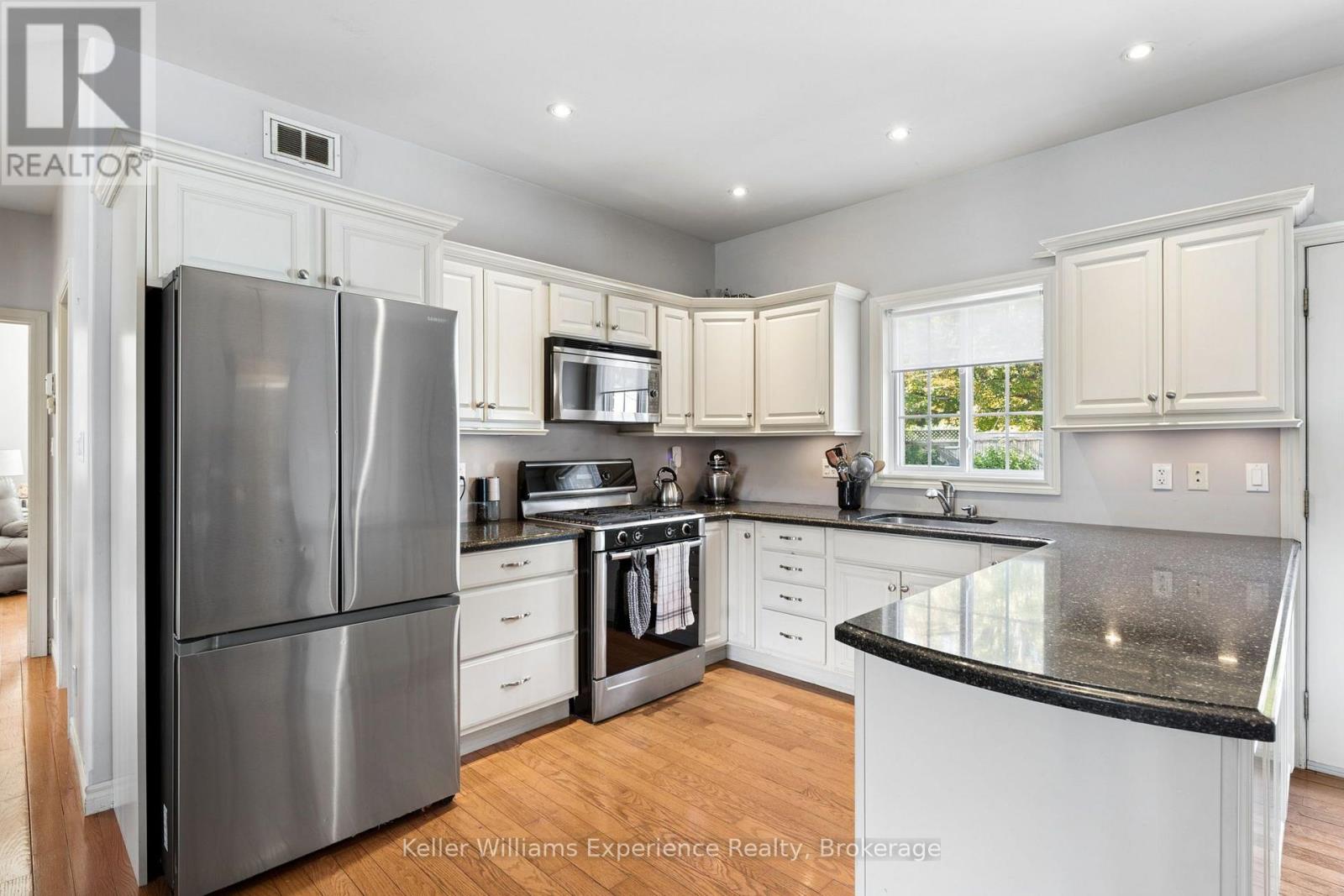 8 West Street, Penetanguishene, Ontario  L9M 1R4 - Photo 4 - S14094154