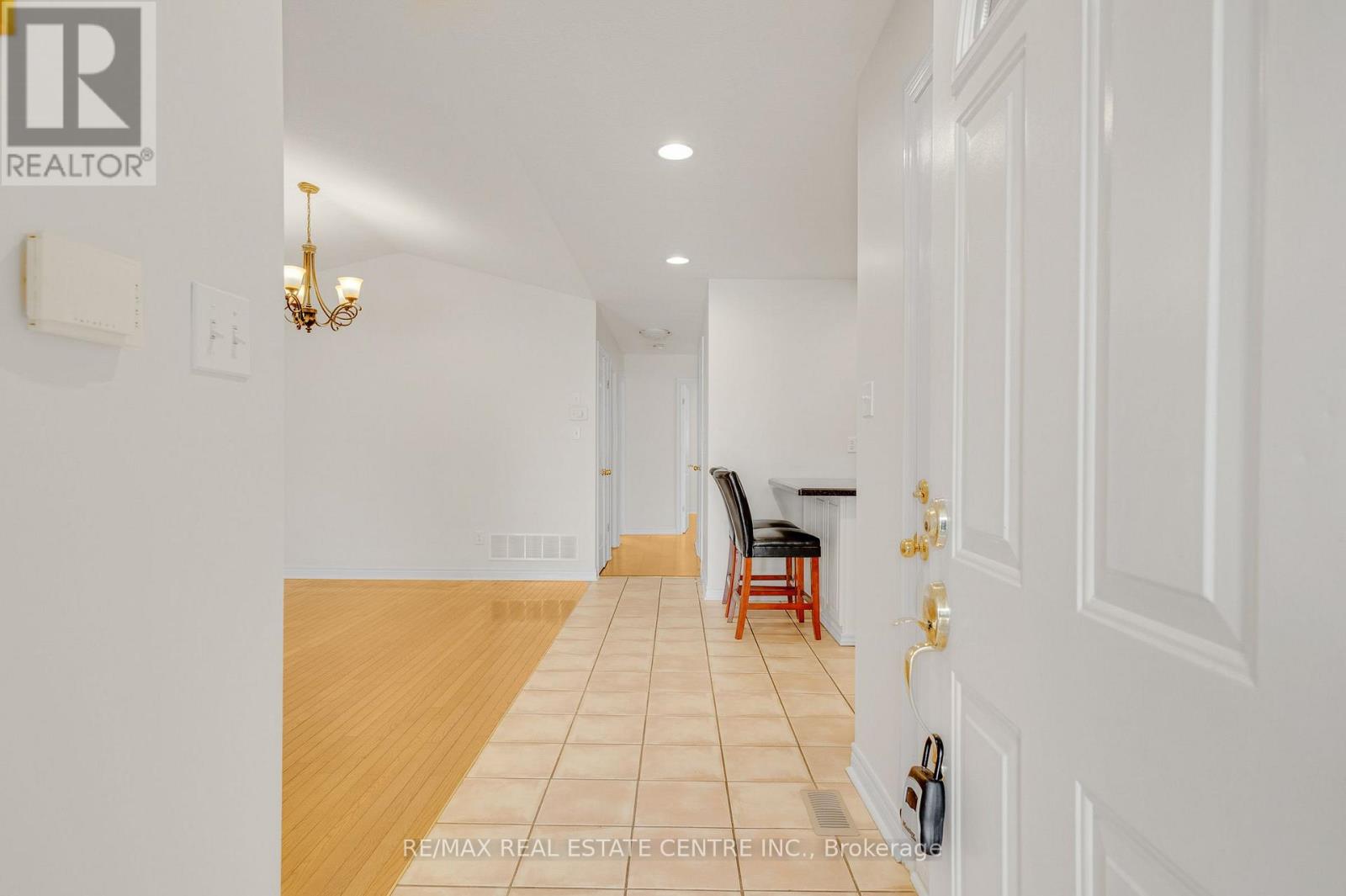 Main Level - 26 Phillipo Drive, Hamilton, Ontario  L9B 2P6 - Photo 4 - X14094318
