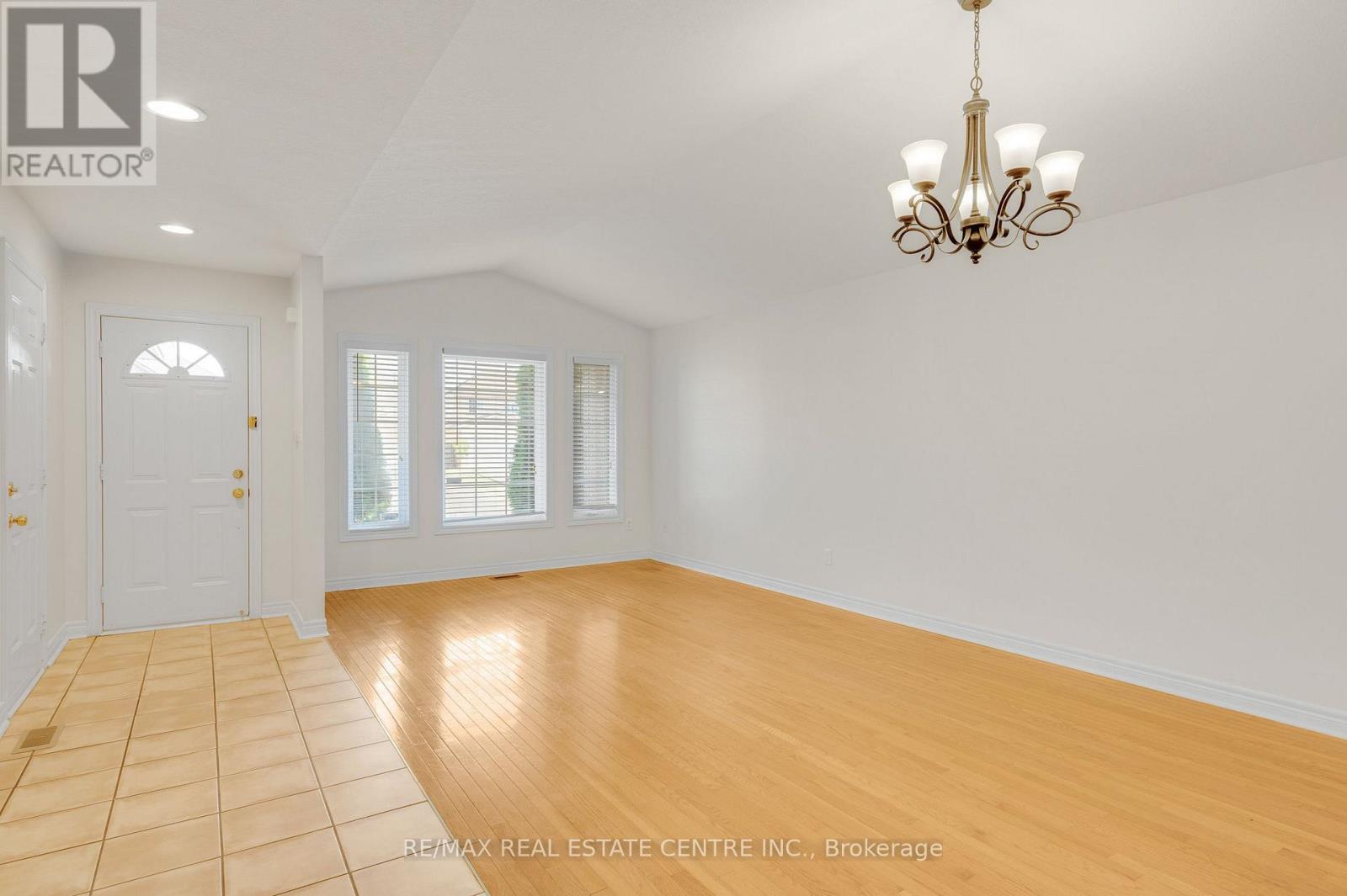 Main Level - 26 Phillipo Drive, Hamilton, Ontario  L9B 2P6 - Photo 5 - X14094318