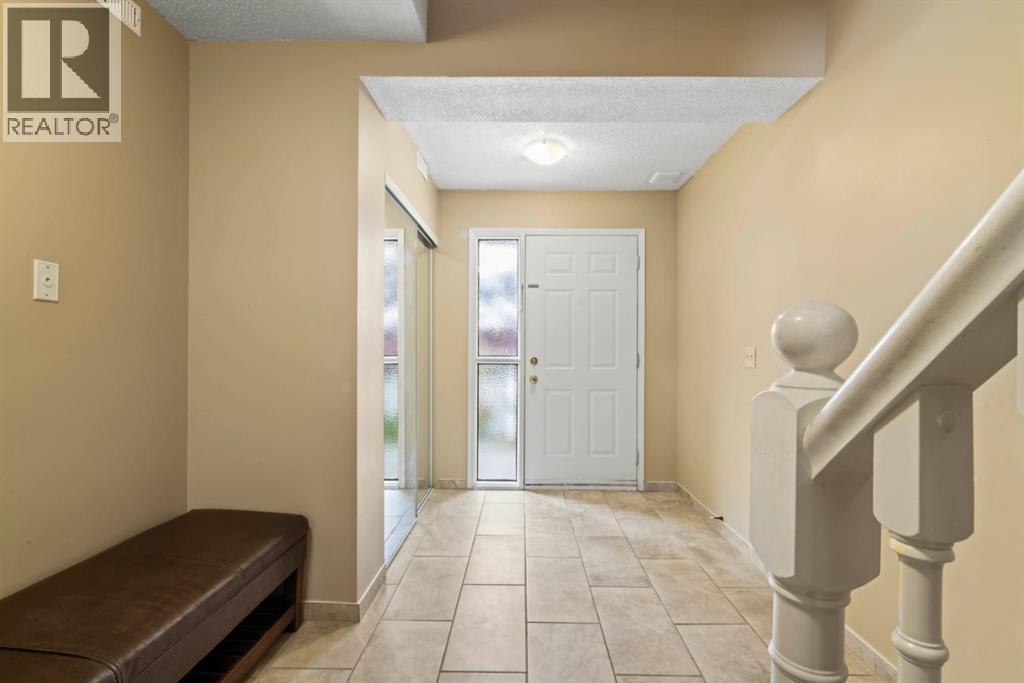 76 Coachway Gardens Sw, Calgary, Alberta  T3H 2V9 - Photo 4 - A2349465