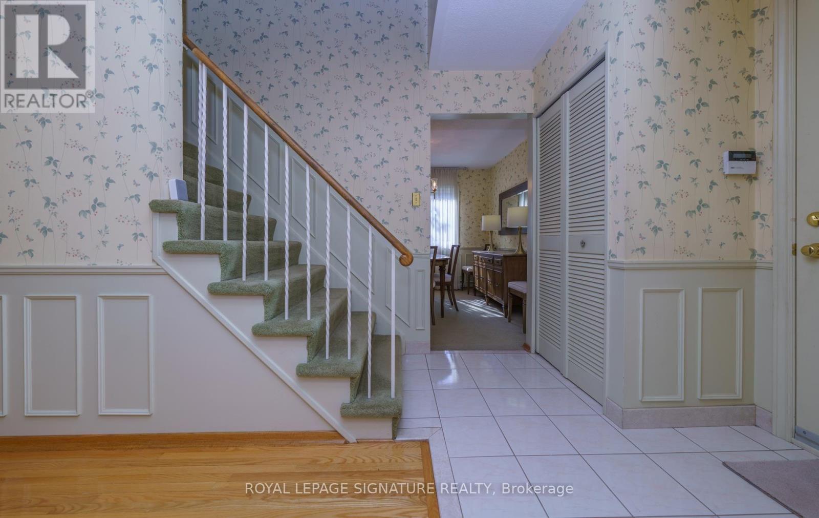 19 Castle Hill Drive, Toronto, Ontario  M1T 2Y2 - Photo 4 - E14094418