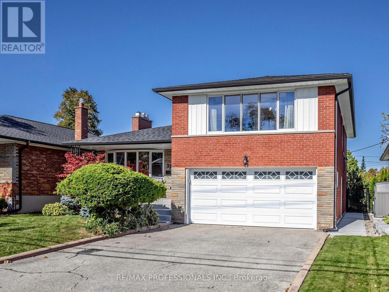 32 Summitcrest Drive, Toronto, Ontario  M9P 1H2 - Photo 2 - W14094454