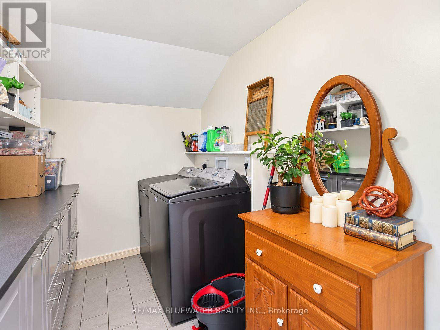 1601 Greenway Drive, North Middlesex, Ontario  N0M 2K0 - Photo 12 - X14094762