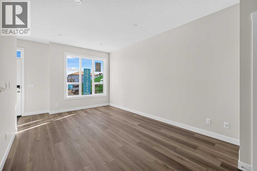 727 Lucas Boulevard NW, Calgary, Alberta T3P 2Y7 - Photo 4 - A2351922