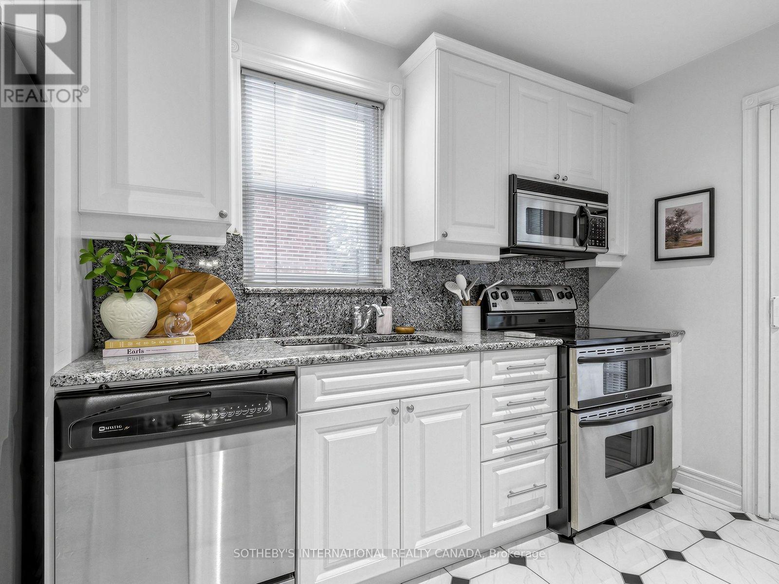 22 Thursfield Crescent, Toronto, Ontario  M4G 2N5 - Photo 15 - C14094828