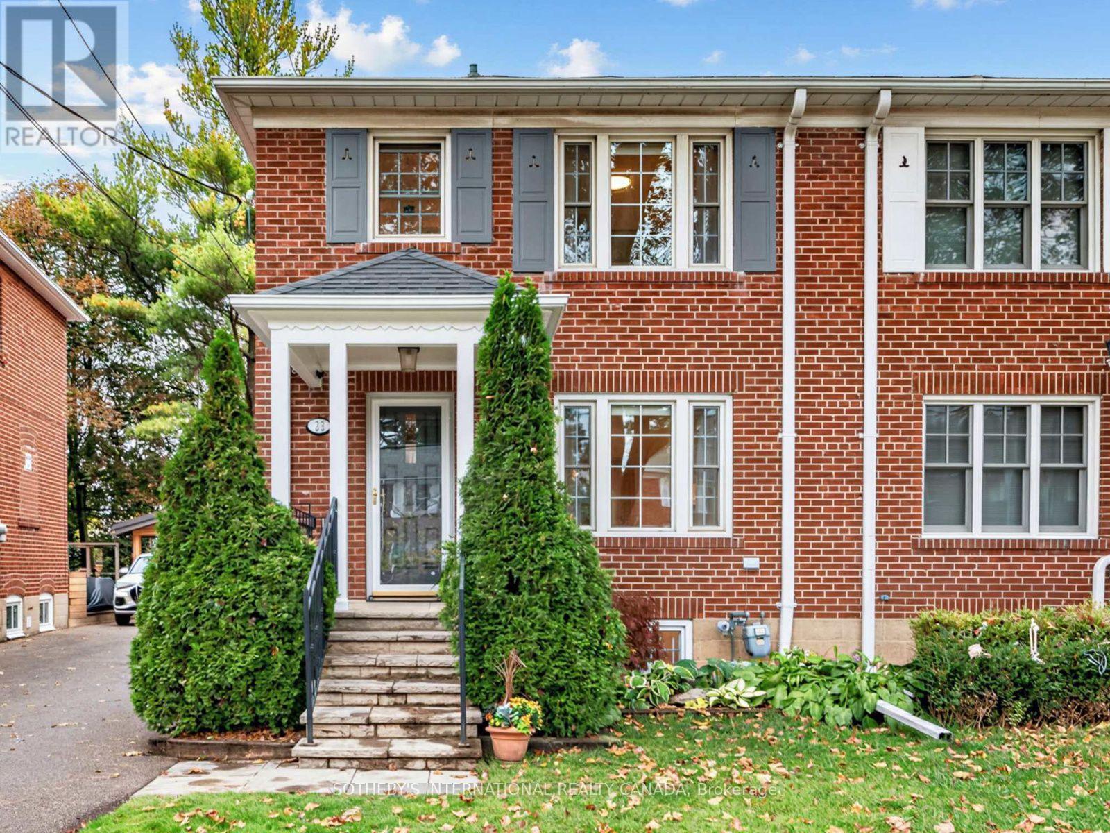22 Thursfield Crescent, Toronto, Ontario  M4G 2N5 - Photo 2 - C14094828