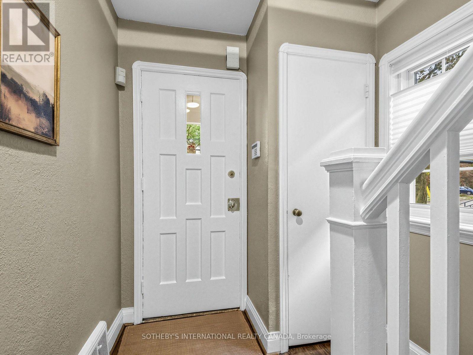 22 Thursfield Crescent, Toronto, Ontario  M4G 2N5 - Photo 4 - C14094828
