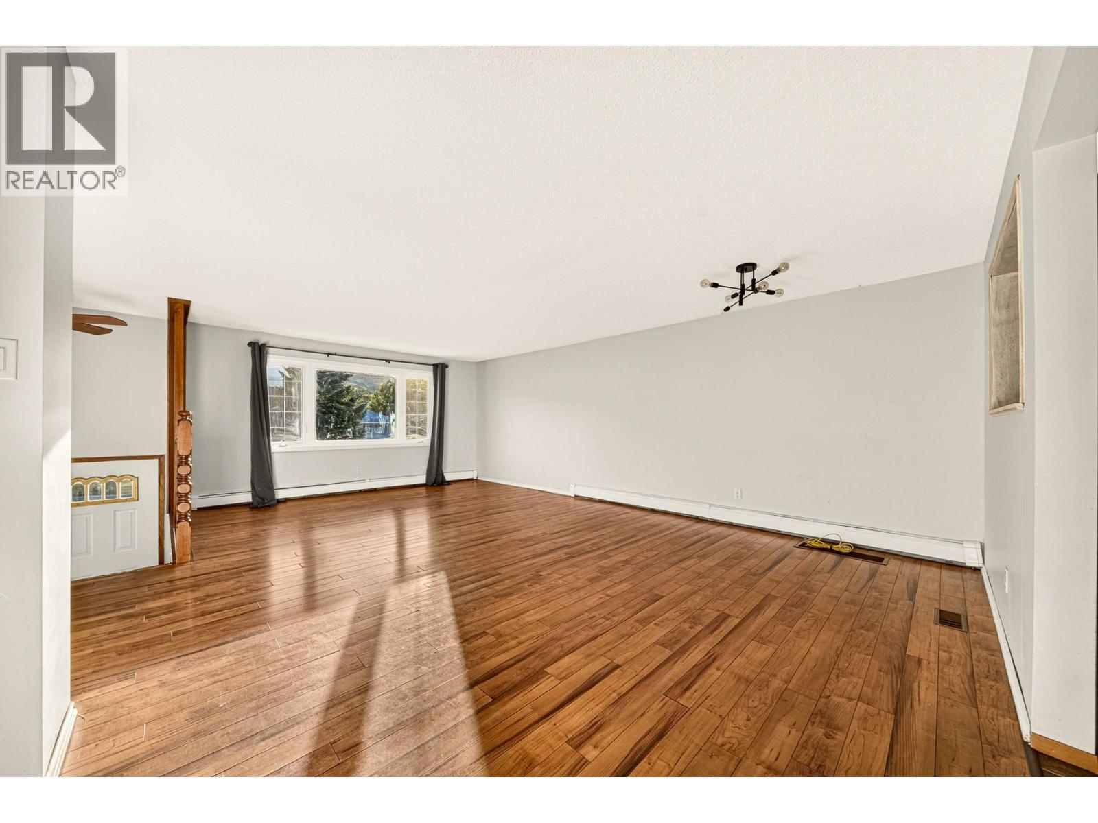 407 Maple Street, Sparwood, British Columbia  V0B 2G0 - Photo 4 - 10401218