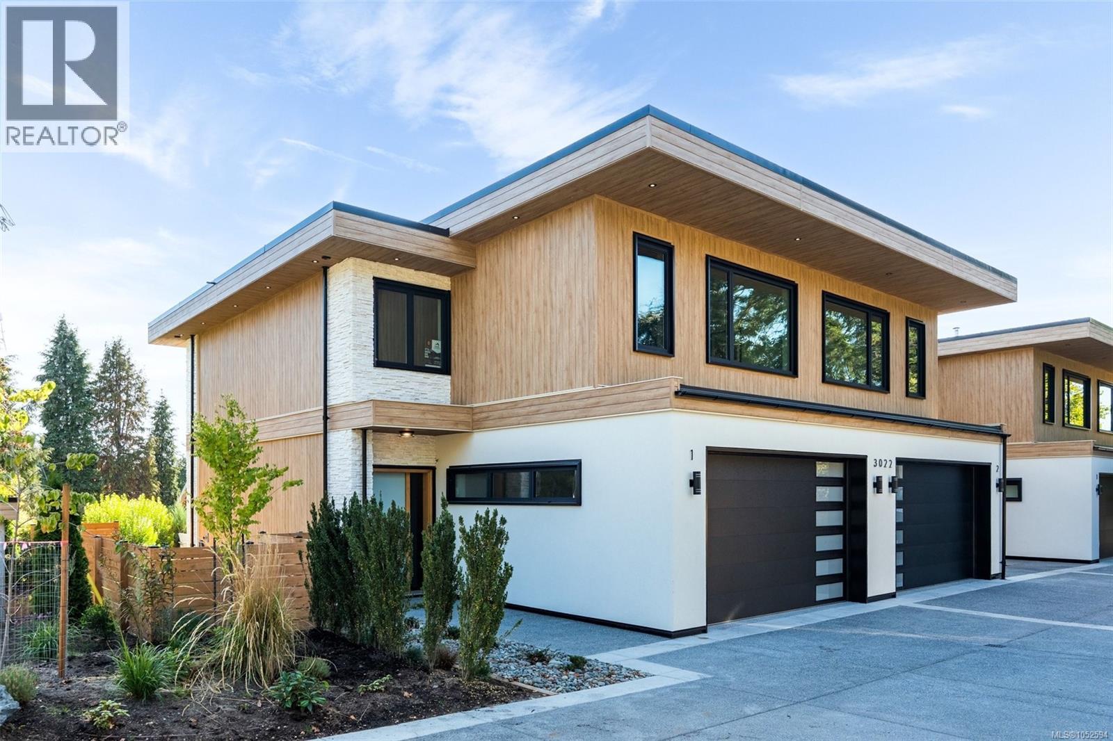 1 3024 Cadboro Bay Rd