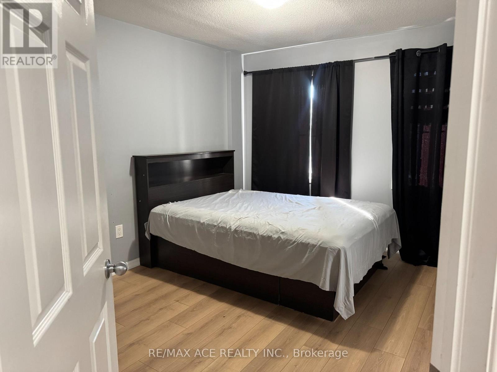 Room 1 - 1851 Parkhurst Crescent, Pickering, Ontario  L1X 0B1 - Photo 4 - E14095102