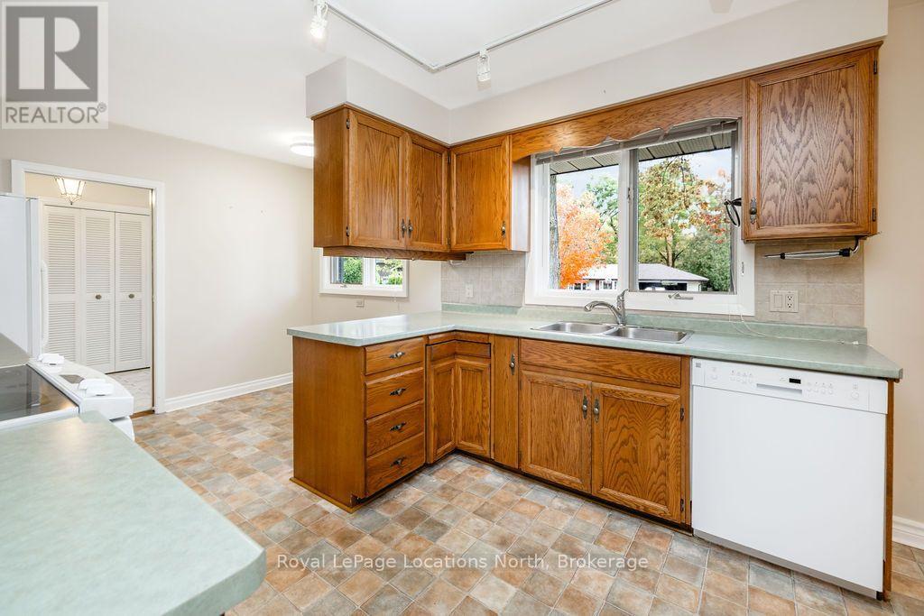 9 Vine Crescent, Barrie, Ontario  L4N 2B3 - Photo 6 - S14095060