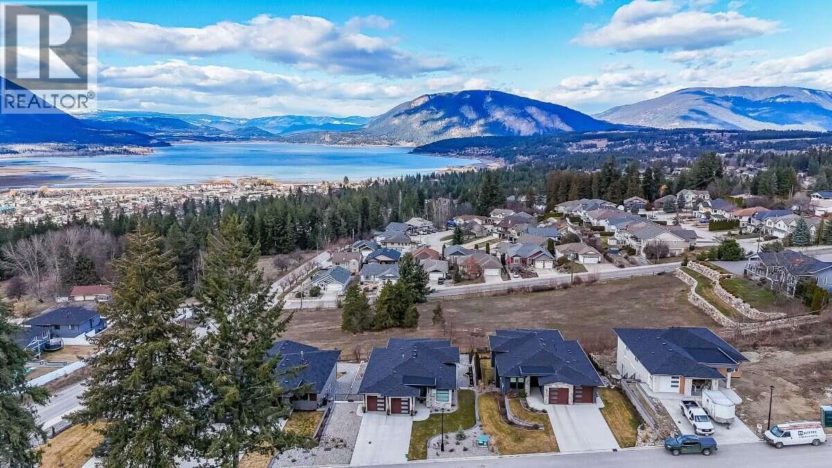 1060 16 Avenue SE, Salmon Arm, British Columbia  V1E 2R5 - Photo 2 - 10403992
