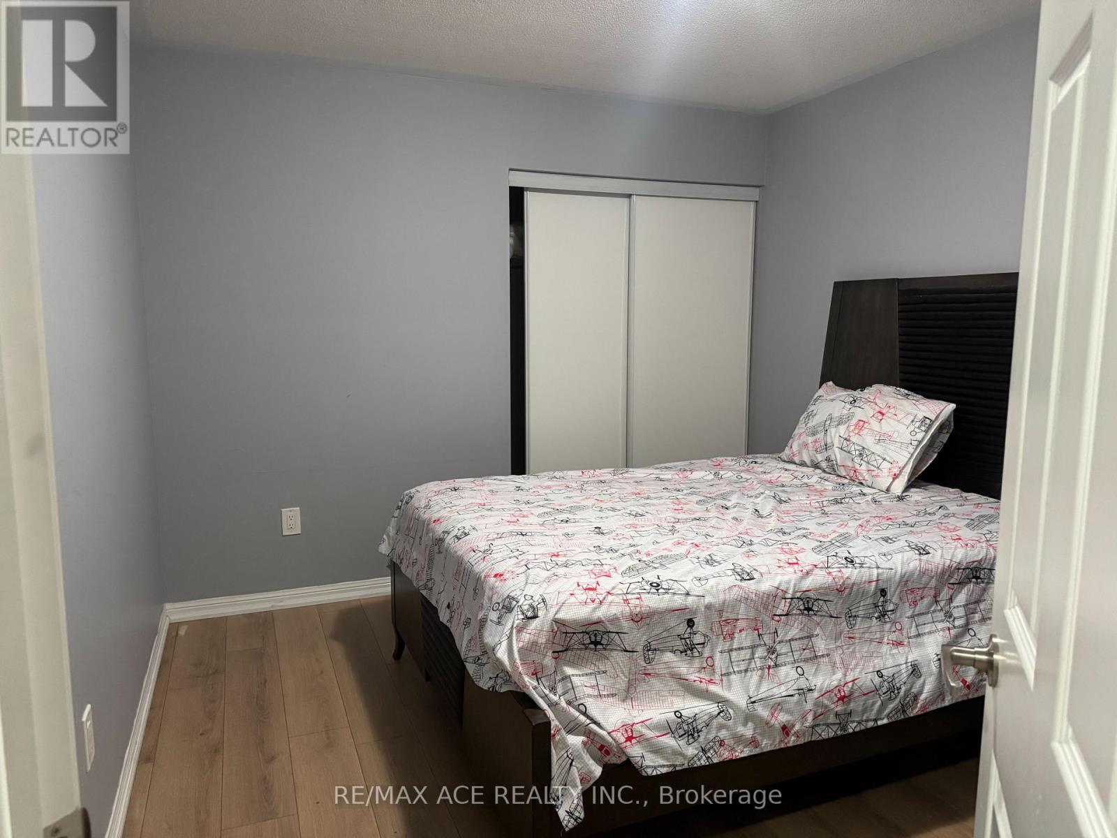 Room 2 - 1851 Parkhurst Crescent, Pickering, Ontario L1X 0B1 - Photo 3 - E14095138