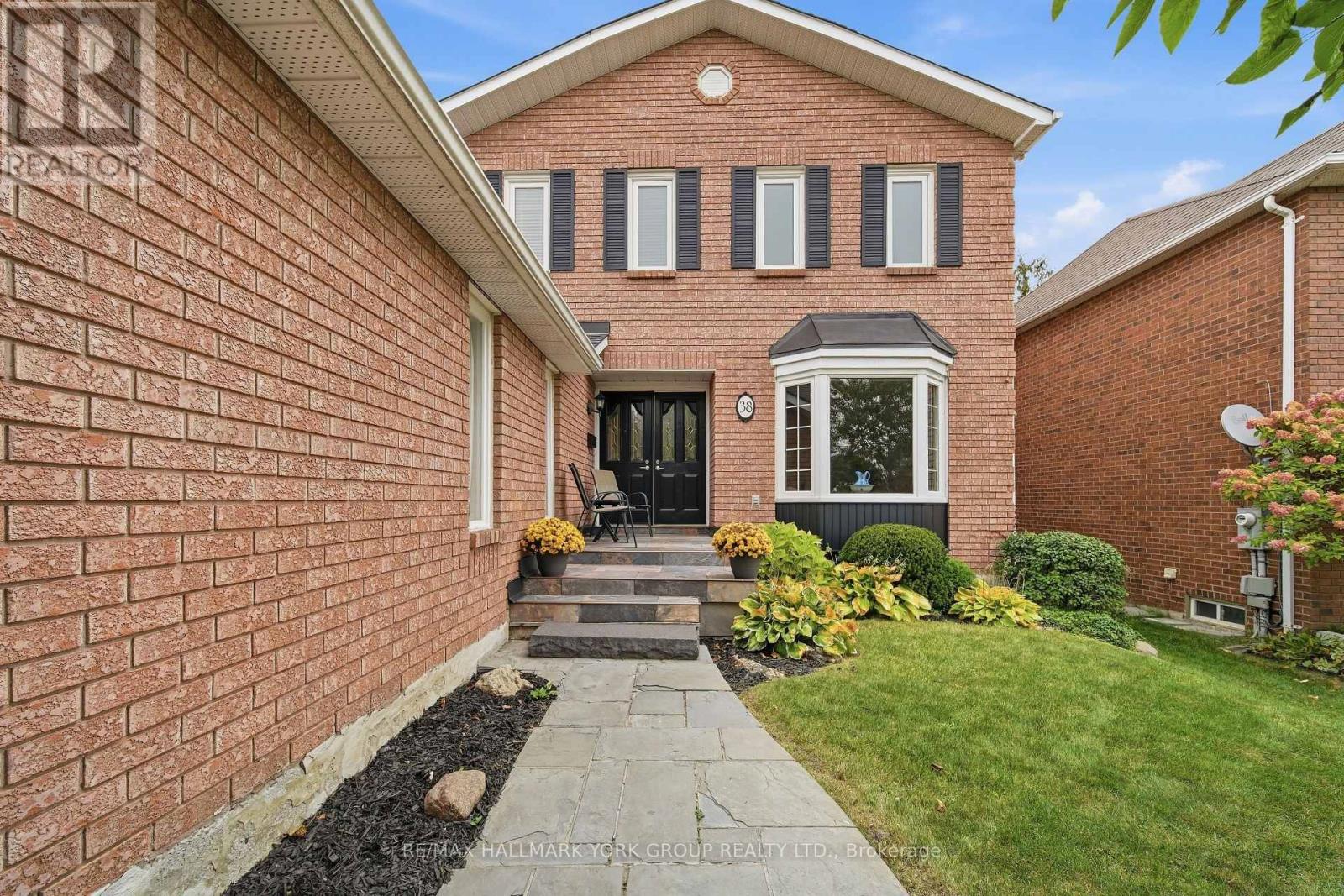 38 Lanewood Drive, Aurora, Ontario  L4G 4T8 - Photo 2 - N14095358