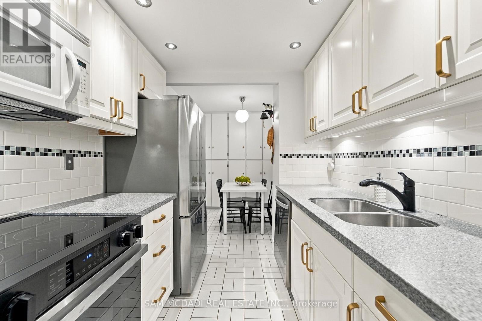 206 - 812 Burnhamthorpe Road, Toronto (Markland Wood), Ontario  M9C 4W1 - Photo 14 - W14095458