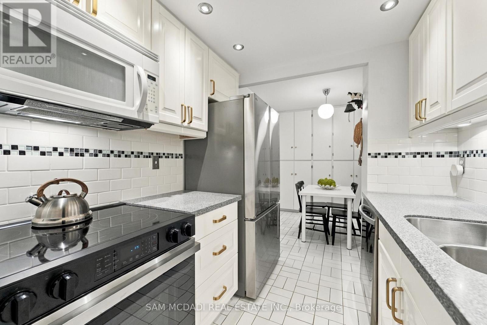 206 - 812 Burnhamthorpe Road, Toronto (Markland Wood), Ontario  M9C 4W1 - Photo 15 - W14095458