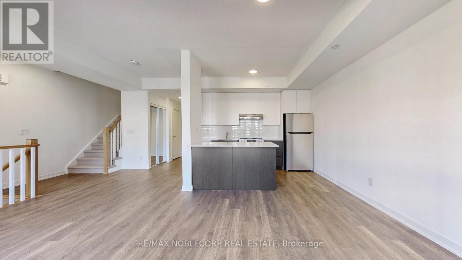 205 - 145 Canon Jackson Drive, Toronto, Ontario M6M 2G1 - Photo 4 - W14095470