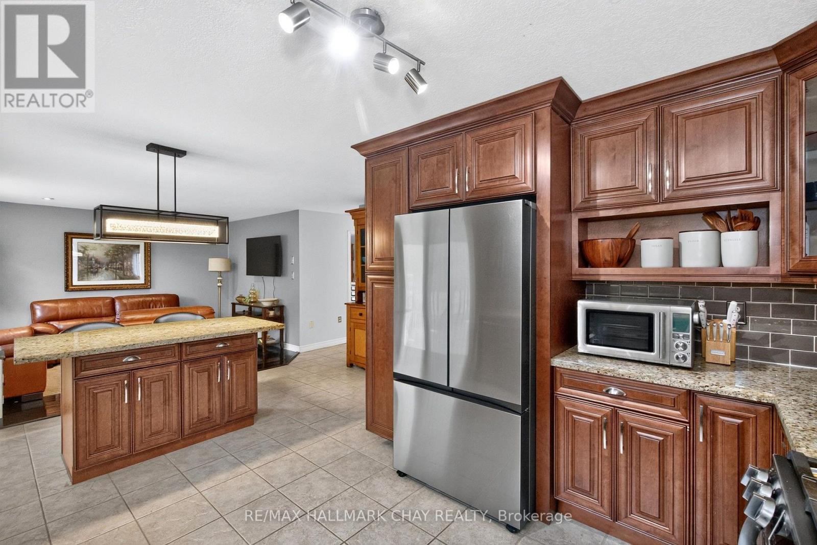31 Mckenzie Crescent, Barrie (Ardagh), Ontario  L4N 0A9 - Photo 7 - S14095688