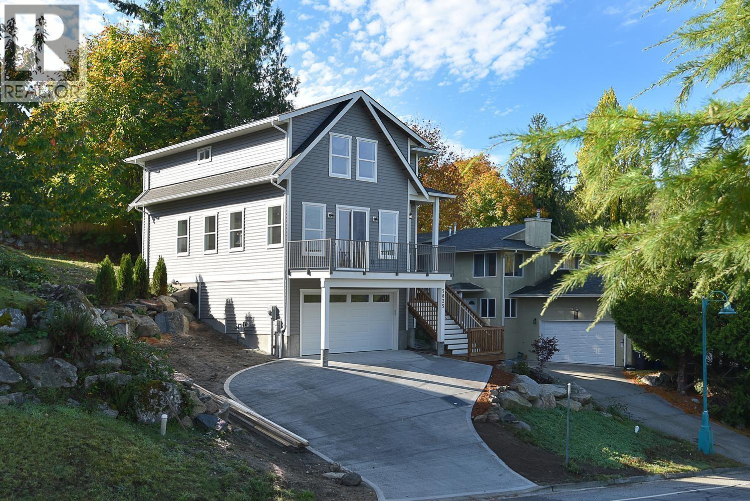 5825 TRAIL AVENUE, sechelt, British Columbia