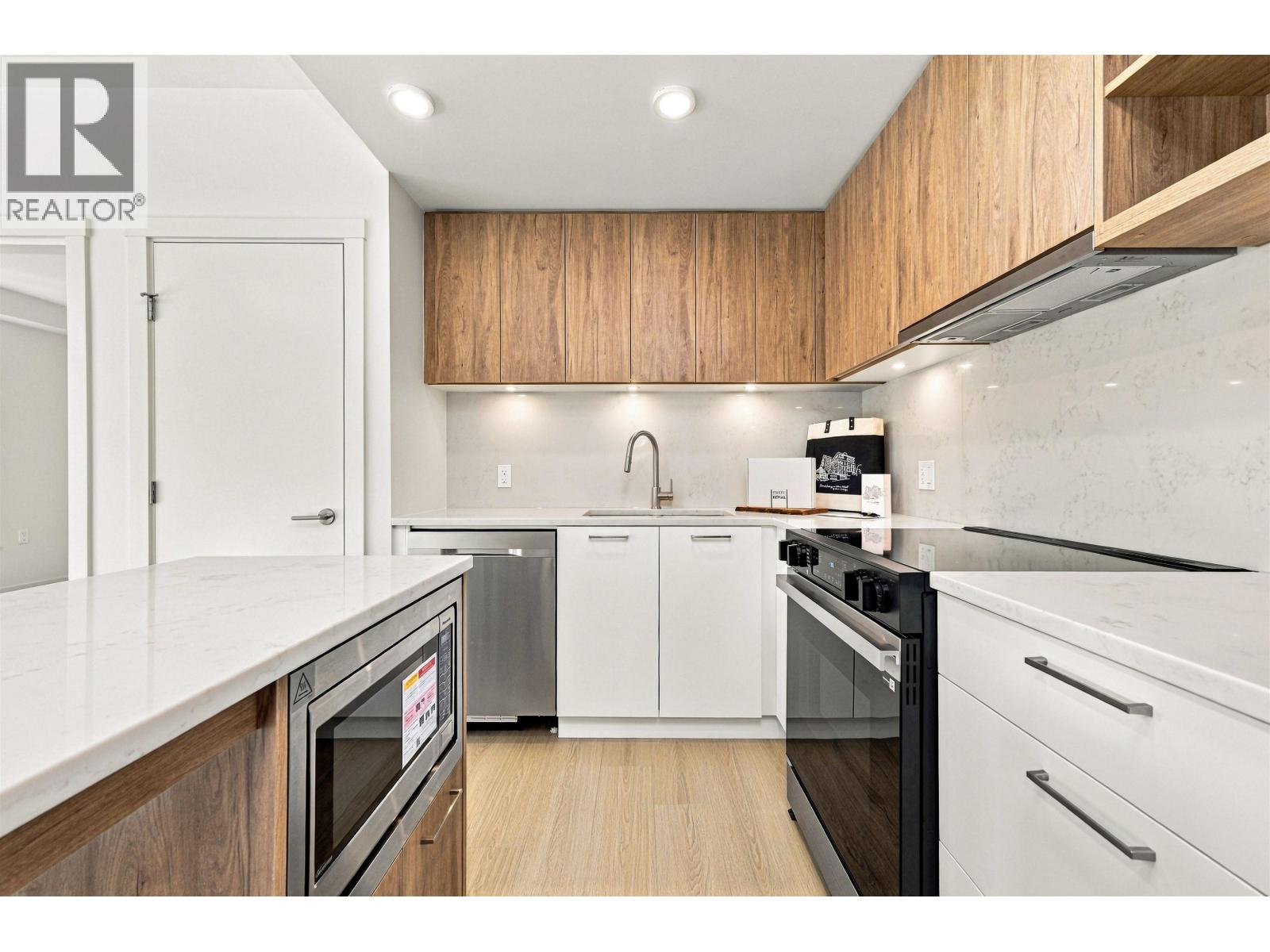 127 82 First Street, New Westminster, British Columbia  V3L 0L8 - Photo 2 - R3176436