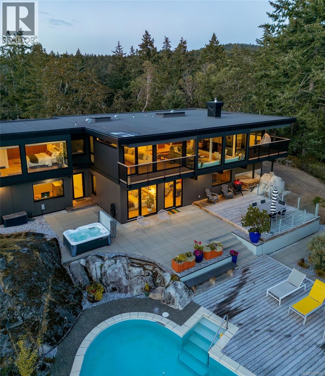 8074 Mcphail Rd, Central Saanich, British Columbia V8M 1S3 - Photo 2 - 1051958