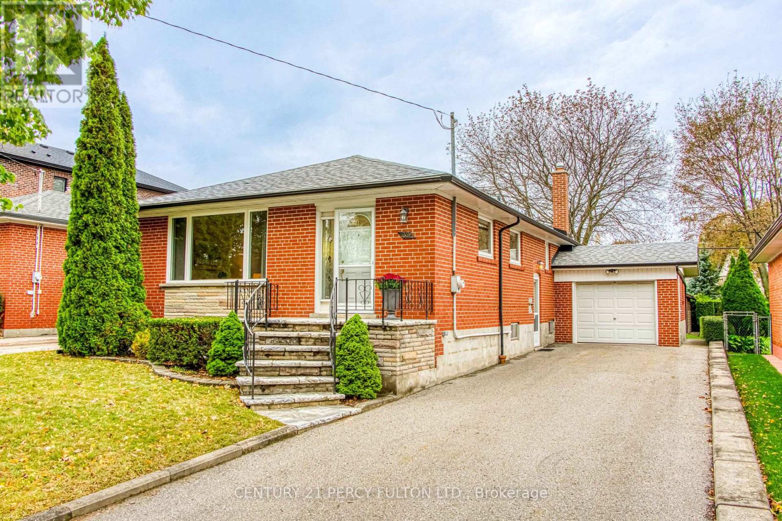 32 BROMTON DRIVE, Toronto, Ontario