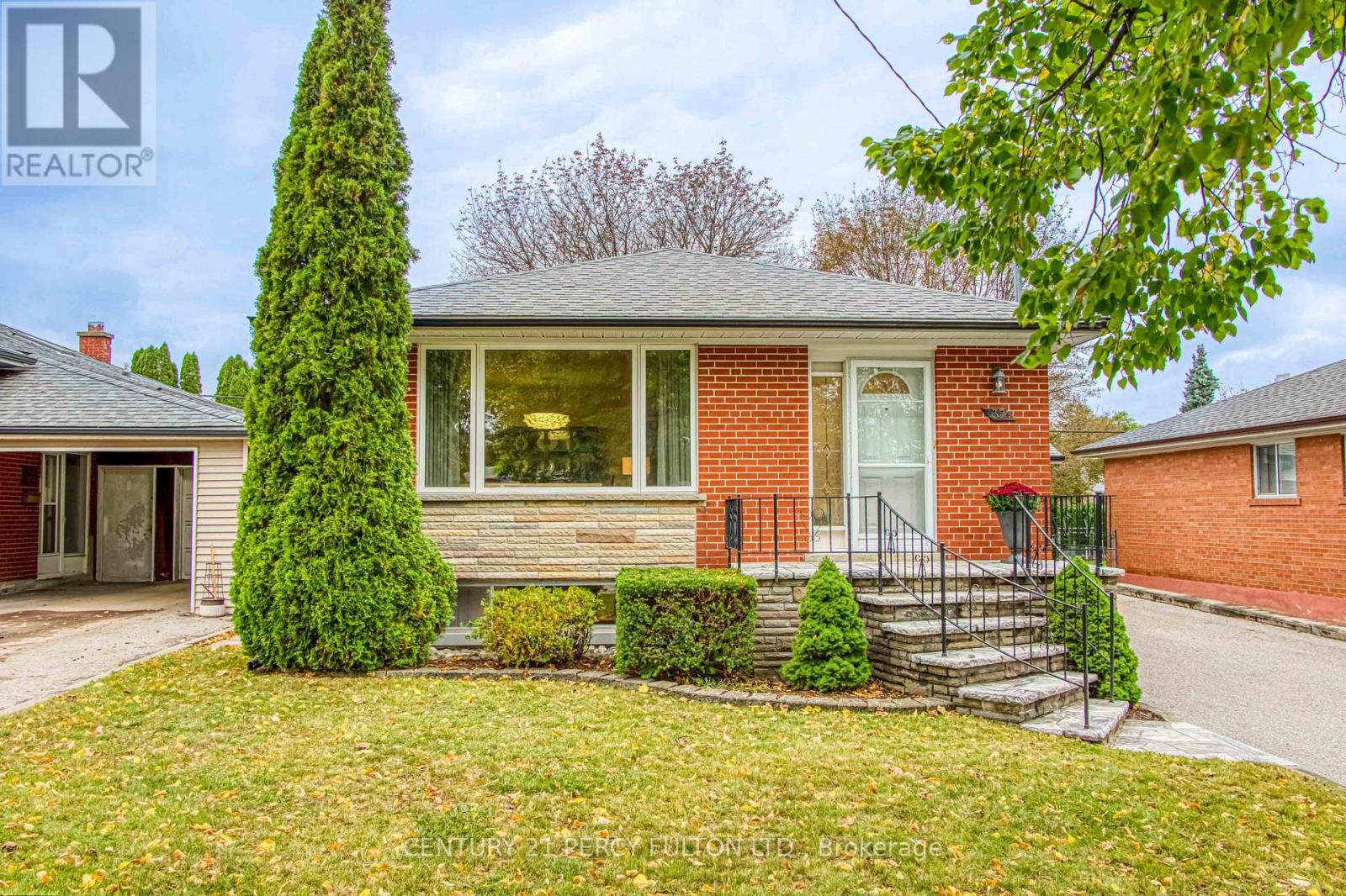 32 Bromton Drive, Toronto, Ontario  M1P 4B8 - Photo 3 - E14095018