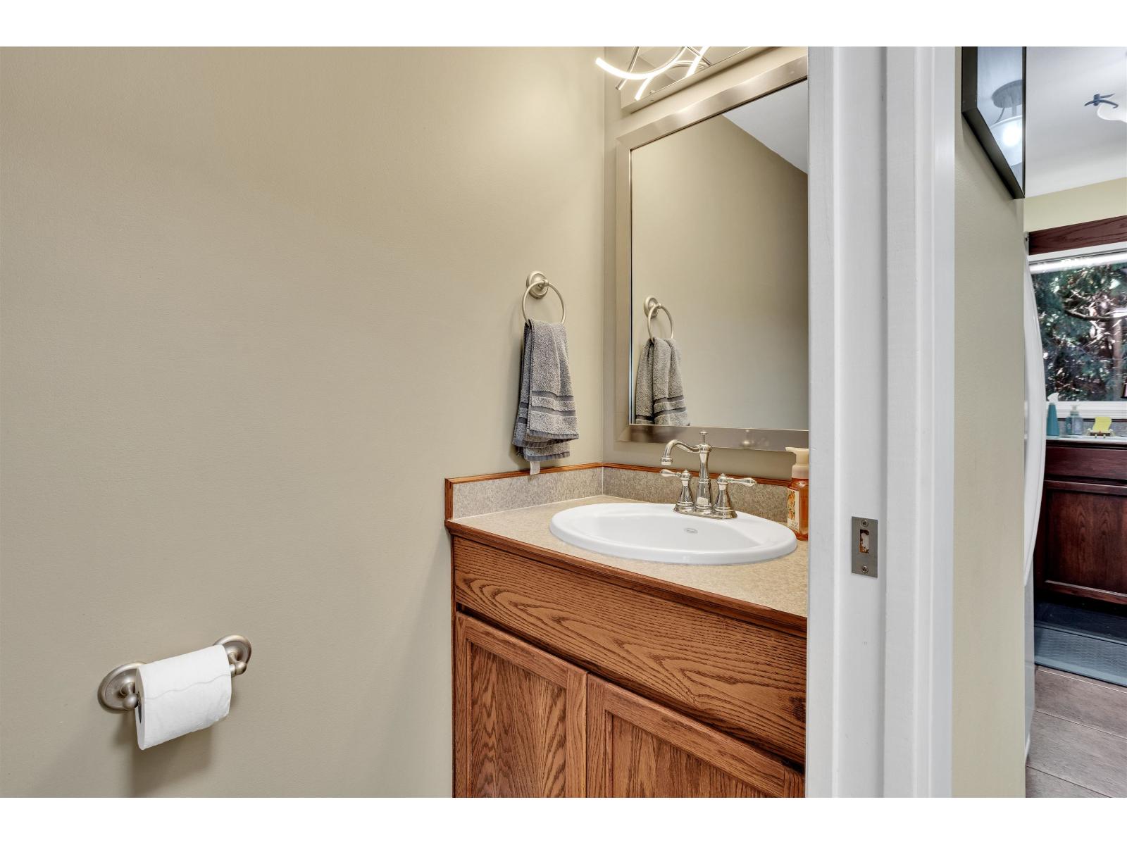 10 46375 CESSNA DRIVE|Chilliwack Proper South