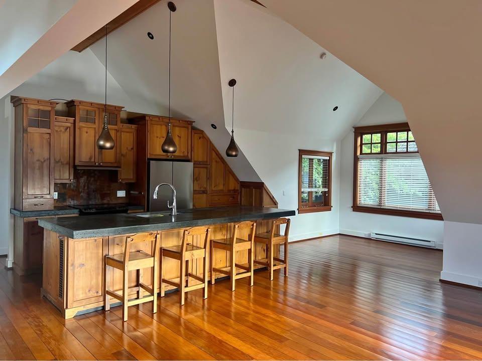 COACH HOUSE 2751 TAYLOR LANE