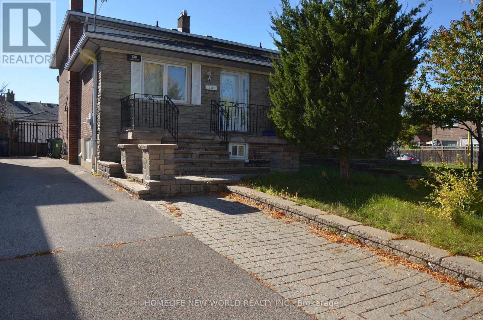 138 LINDYLOU ROAD, Toronto, Ontario