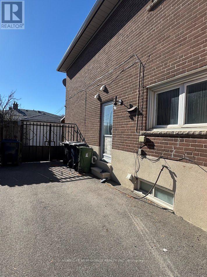 138 Lindylou Road, Toronto, Ontario  M9M 2B6 - Photo 13 - W14095968