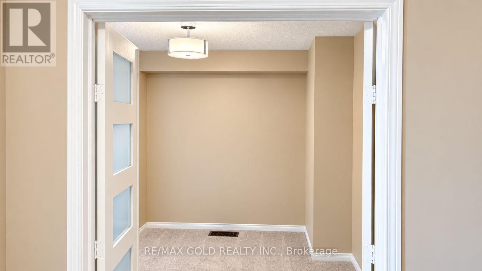 1058 Felicity Drive, Mississauga, Ontario  L5V 0B2 - Photo 4 - W14096040