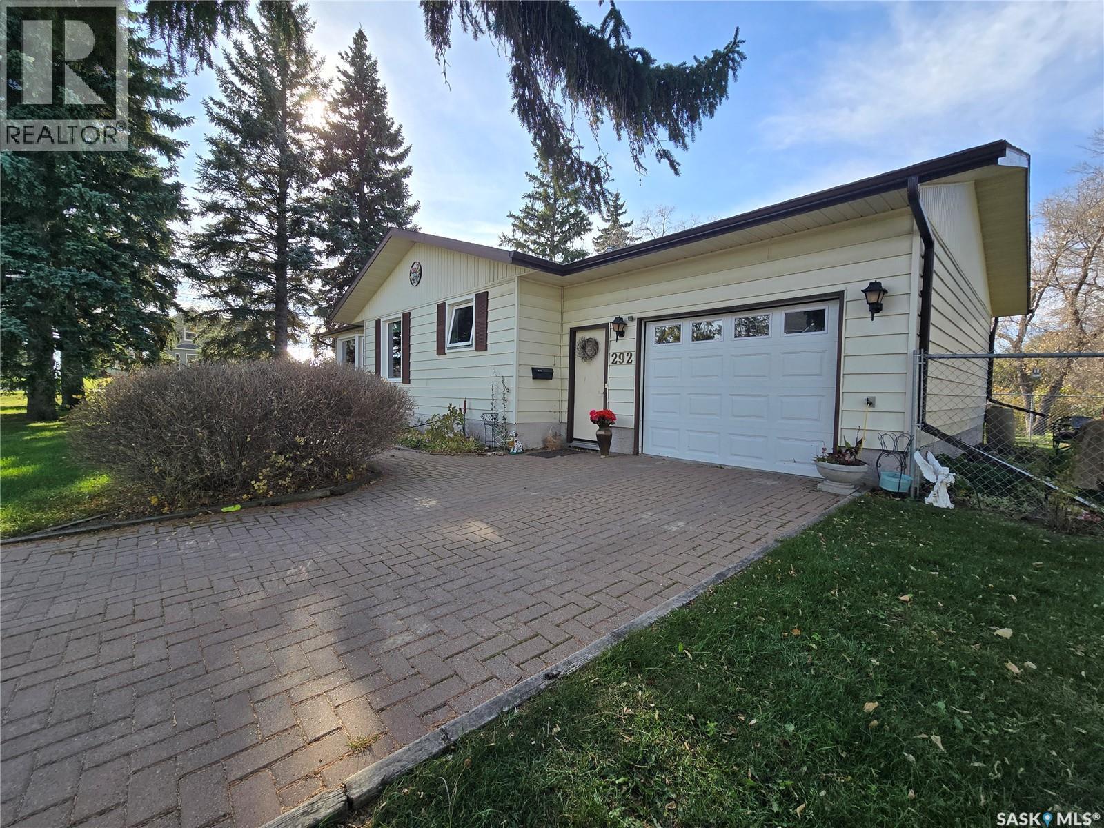 292 7th Avenue, Broadview, Saskatchewan  S0G 0K0 - Photo 2 - SK051501