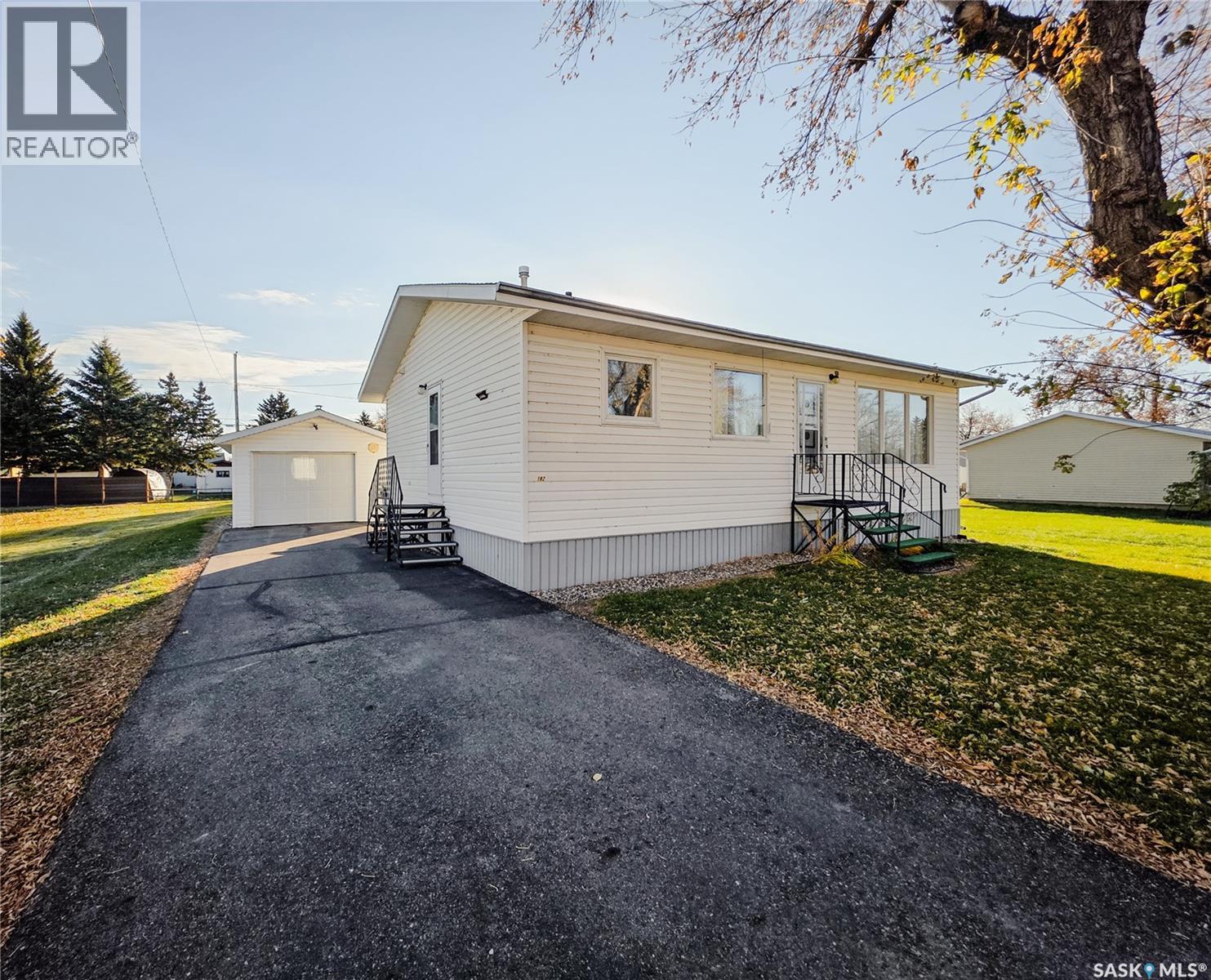 182 Scotia Street, Melville, Saskatchewan  S0A 2P0 - Photo 2 - SK051435