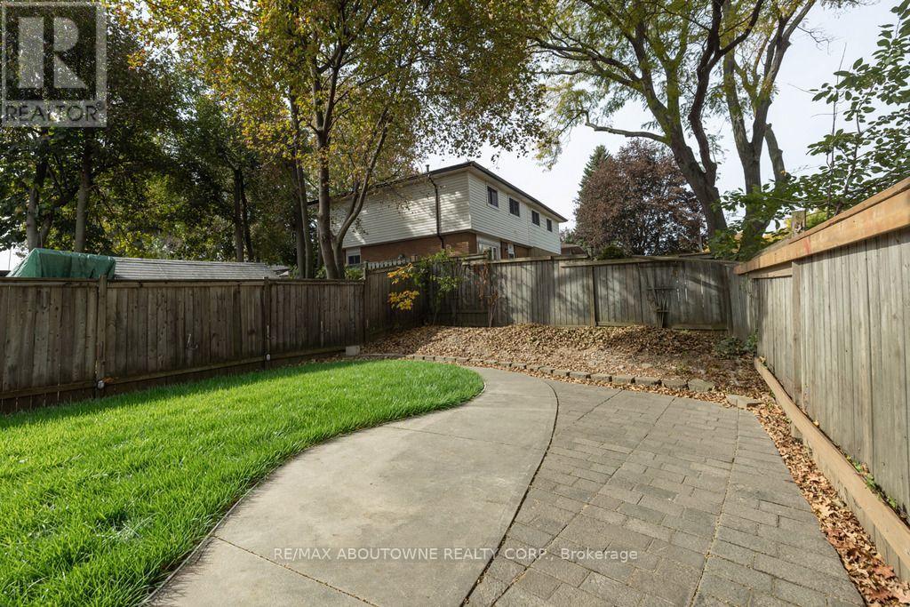 4 Glamis Court, Hamilton, Ontario L9C 6B3 - Photo 11 - X14096076