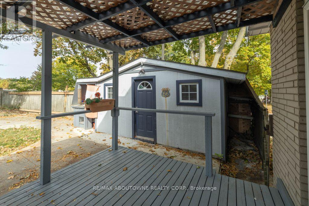 4 Glamis Court, Hamilton, Ontario L9C 6B3 - Photo 8 - X14096076